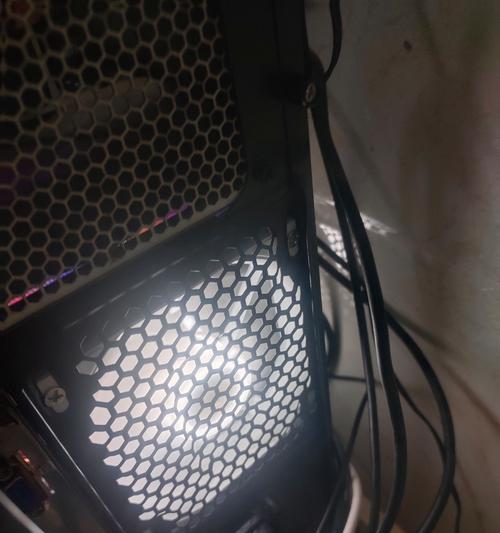 电脑主机风扇位置错误的解决方法（排查和修复电脑主机风扇位置不正确的问题）